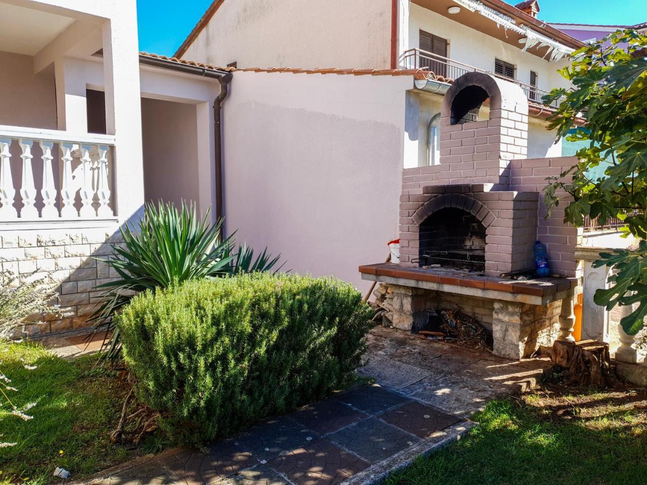 Apartments Jozic Peroj Exterior photo